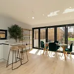 4 Bedrm House Greater London