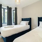 4 Bedrm House Greater London