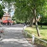 4 Bedrm House Greater London