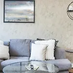 Trendy 4 Bed Apartment Near Vibrant Shoreditch W Balcony And Walking Distance To Tube