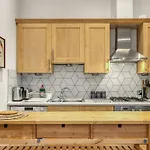 Vibrant 2-Bed By Bow