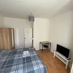 Entire 2 Bed Flat 10 Mins To Central London