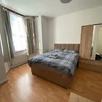 Entire 2 Bed Flat 10 Mins To Central London