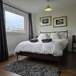 Modern Central Family-Home For 6