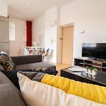 Spacious London 2 Bed Flat With Parking -10Mins From Central