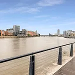 Stylish Flat In Battersea Reach