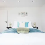 Beautiful 3-Bed Apartment In Shepherd\'S Bush