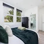 Beautiful 3-Bed Apartment In Shepherd\'S Bush