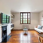 Stylish Riverside Retreat In Central London