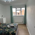 Shared Room In A Luxury 3 Bedroom Flat In Aldgate, E1!Central London
