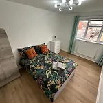 Shared Room In A Luxury 3 Bedroom Flat In Aldgate, E1!Central London