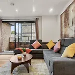 A Vibrant 2 Bed & 2 Bath In Old Street Zone 1