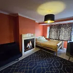 L\'Auberge Close Syon Lane Station And Heathrow