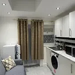4Th Studio Flat With Private Own Bathroom A London Luxury Family Home Setup And Furnished With Double Bed Plus A Double Futon-Sofa Bed A Single Futon Bed A Baby Cot And Garden And Free Parking