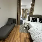 4Th Studio Flat With Private Own Bathroom A London Luxury Family Home Setup And Furnished With Double Bed Plus A Double Futon-Sofa Bed A Single Futon Bed A Baby Cot And Garden And Free Parking