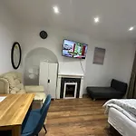 4Th Studio Flat With Private Own Bathroom A London Luxury Family Home Setup And Furnished With Double Bed Plus A Double Futon-Sofa Bed A Single Futon Bed A Baby Cot And Garden And Free Parking