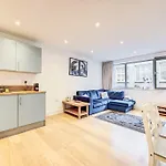 Prime Location In Tower Bridge, 2 Bedroom Suite