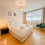 Oasis Split Level Flat In Zone 1