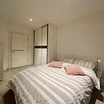 Spacious One-Bedroom Apartment In London