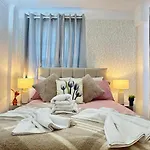 Three Bedroom Apartment Near Hyde Park