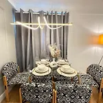 Three Bedroom Apartment Near Hyde Park