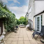 5 Bed Home With Private Parking - 25 Mins To Central London