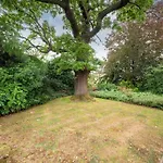 5 Bed Home With Private Parking - 25 Mins To Central London