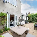 5 Bed Home With Private Parking - 25 Mins To Central London
