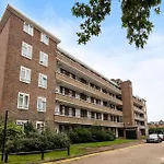 Elegant And Spacious 3 Bedroom Apartment In Fulham