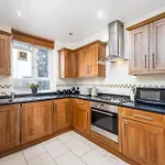 Elegant And Spacious 3 Bedroom Apartment In Fulham