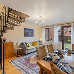 Cosy Canary Wharf House