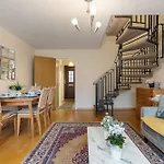 Cosy Canary Wharf House