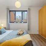 Cosy Canary Wharf House