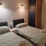Two Bedroom Apartment In Queensway, London W2,