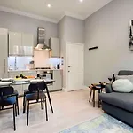 Bright&Modern Bayswater Apartment