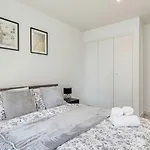 Luxury Docklands 2 Bedroom Apartment