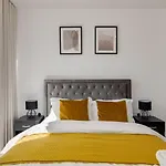Luxury Docklands 2 Bedroom Apartment