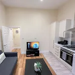 Charming 2-Bedroom Flat In Shepherd\'S Bush, Near Hammersmith