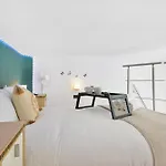 Cozy Split-Level Studio London