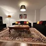 Modern 2 Bedroom Flat In Golders Green London