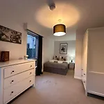 Modern 2 Bedroom Flat In Golders Green London