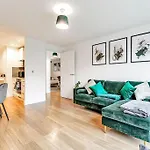 Stylish London Apt With Free Parking And Canal Views