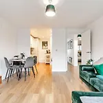 Stylish London Apt With Free Parking And Canal Views