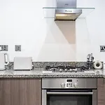 City Chic Apartment Steps From Liverpool Street