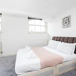 City Chic Apartment Steps From Liverpool Street