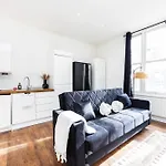 Stylish Studio Apartment In Fulham