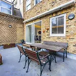 Cosy Apartment In Canary Wharf