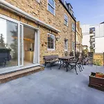 Cosy Apartment In Canary Wharf