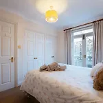 Modern 2-Bedroom Apartment Next To Chelsea Stadium