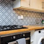 Stylish 2-Bedroom In The Aldgate
